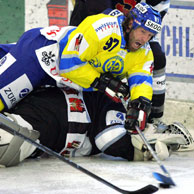 HCD (yellow and blue) win the Spengler Cup